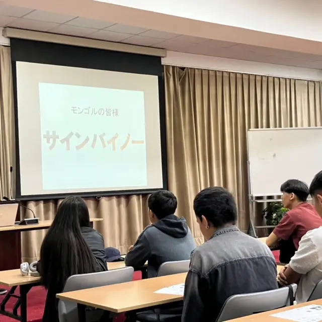 【モンゴル渡航②】
こんにはHITSです😄
モンゴルにある日本式三高専への講座とインターンシップの面接会を行うため、企業様4社とモンゴルに渡航しています✈️
2日目は吉野電業様と関東技研様による寄付講座が行われました!
吉野電業様からは主にエレベーターのブレーキ及びブレーキ用コイルの技術と安全性についての講義、関東技研様からは主に溶接の技術の講義と”身の回りのあったらいいなをカタチについて”と題したワークショップが行われました🔥
2社とも講義後の質問が多数出て、学生の関心の高さが伺えました!

👇HITSホームページでも活動報告しています
https://www.hits.or.jp/houkoku-r7zumennomikata1/
🔻最新情報やお知らせはHITSのホームページへ！
https://www.hits.or.jp/
🔻お問い合わせ
https://www.hits.or.jp/contact0/
🔻HITSメルマガ登録
https://zcmp.jp/maEp
🔻SNSまとめ
https://lit.link/en/hits
・－・－・－・－・－・－・
@hits.or.jp
・－・－・－・－・－・－・
 #hits
#日立地区産業支援センター
#モンゴル
