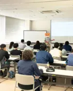 【図面の見方研修機械編⚙️実施しました】

こんにちは！HITSです😀

6/4（水）～6/6（金）まで図面の見方研修基礎編【第一回機械編】が開催されました！ 
この研修は、設計・製造に従事して間もない方はもちろん、ある程度の経験を積んだ方も、改めて図面の見方の基本を習得できる研修です。
今回は、企業12社から17名の方が参加し、機械図面に関する知識を学んでいただきました😌

受講された方々からは、 💬今まで理解できなかった図面の仕組みも、立体の教材等を使用して体感的に学べた。 💬講師の説明が丁寧で、様々な記号や用語の意味を理解することができました。 💬普段の業務で図面を見ていますが、この研修で改めて知識を身につけることができました。 といった感想をいただくことができました。

また、「専門的で難しい🧐」といった声もありましたが、お持ち帰りいただきました教材でぜひ復習をしていただき、さらなるスキルの向上に努めていただければと思います📖 
本研修で学んだことをぜひ職場で活かし、皆様がこれまで以上にご活躍されることをお祈りしております。
3日間、大変お疲れ様でした！！

👇HITSホームページでも活動報告しています
https://www.hits.or.jp/houkoku-r7zumennomikata1/

🔻最新情報やお知らせはHITSのホームページへ！
https://www.hits.or.jp/

🔻お問い合わせ
https://www.hits.or.jp/contact0/

🔻HITSメルマガ登録
https://zcmp.jp/maEp

🔻SNSまとめ
https://lit.link/en/hits

・－・－・－・－・－・－・

@hits.or.jp

・－・－・－・－・－・－・
 #hits
#日立地区産業支援センター
#茨城 #茨城県 #日立 #日立市 #産業 #中小企業 #中小企業支援 #県北 #茨城県北 #東海村 #高萩市 #北茨城市 #常陸太田市  #ひたちなか市 #那珂市