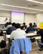 6/25（水）～6/27（金）までの3日間で、図面の見方研修【第一回　製缶/溶接編】が開催されました！
この研修は、図面の読み方や図面を見るうえで必要な知識を習得することができる研修です。

溶接業務に就いて間もない方はもちろんですが、ある程度の経験を積んだ方も、これを機に改めて図面に使用される各種記号や規格までをしっかりと学ぶことができます✏️

今回は7社から14名の方が本研修に参加し、豊富な資料を基にしっかりと図面のいろはを学んでいただきました。

今回受講された皆様からは、
💬テキストの重要ポイントを重点的に説明してくれて分かりやすかった。また、動画もあり飽きずに受講できた。
💬教科書以外にもテキストが充実していて、とても分かりやすかった。
💬図面に対する考え方を理解できたことにより、今後いろいろな場面で応用できると思った。
 
といった感想をいただくことができ、内容の濃い研修であったことが伺えます。
 
また本研修では、実技に関する説明も豊富に盛り込まれ、講師の経験に基づいた貴重なお話を聴くこともできました。
質疑応答は研修終了後も行われ、とても有意義な研修になったのではないかと思います。
 
本研修で学んだことをぜひ職場で活かし、皆様がこれまで以上にご活躍されることを心よりお祈りしております。
3日間、大変お疲れ様でした！！

#製缶溶接 #研修