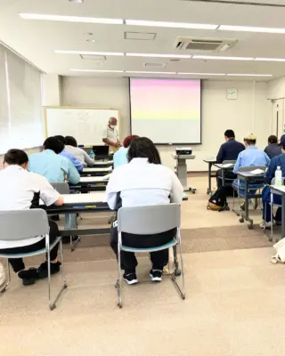 【図面の見方研修基礎編 第2回基礎編終了💡➰】

こんにちは！HITSです😀

9/3（水）～9/5（金）の3日にわたり、図面の見方研修基礎編【第2回機械編】が開催されました！ この研修は、設計・製造に従事して間もない方はもちろん、ある程度の経験を積んだ方も、改めて基本を習得できる研修です。 今回は、企業9社から17名の方が受講し、機械図面に関しての基礎を学んでいただきました✏️

今回受講された皆様からは、 💬何気なく見ていた図面にも様々なルールがあり、そこから多くの情報を与えてもらっていることを理解できた。 💬初めはピンとこない内容もあったが、都度実施された振り返り問題のおかげで少しずつ理解できた。 💬振り返り問題がとても勉強になった。また、実際に自分で図面を作成する課題が楽しかった。 💬作業者の視点に合わせた研修で良かった。重要な部分は特に丁寧に説明してくれたので、とてもわかりやすかった。 💬図面を描く側の勉強にもなった。 といった感想をお聞きすることができ、受講者の皆様にとって非常に充実した研修であったことと思います。 一方では基礎編とはいえ、やはりその専門的な言葉や記号また規格に、頭を悩ませる場面も見受けられました🤔

本研修修了後にお持ち帰りいただきました教材は、これから先もずっと皆様のお役に立つものです📕 ぜひ本研修で学んだことを復習していただき、さらなる理解と技術の向上に努めていただければと思います。 皆様がこれまで以上にモノづくりでご活躍されることをお祈りしております。 3日間、大変お疲れ様でした！！

ℹ️ものづくり研修に関するお問い合わせは、砂押・野﨑まで！

HPにも掲載しています👇
https://www.hits.or.jp/2025-zumen-kikai02/

🔻最新情報やお知らせはHITSのホームページへ！
https://www.hits.or.jp/

🔻お問い合わせ
https://www.hits.or.jp/contact0/

🔻HITSメルマガ登録
https://zcmp.jp/maEp

🔻SNSまとめ
https://lit.link/en/hits

・－・－・－・－・－・－・

@hits.or.jp

・－・－・－・－・－・－・